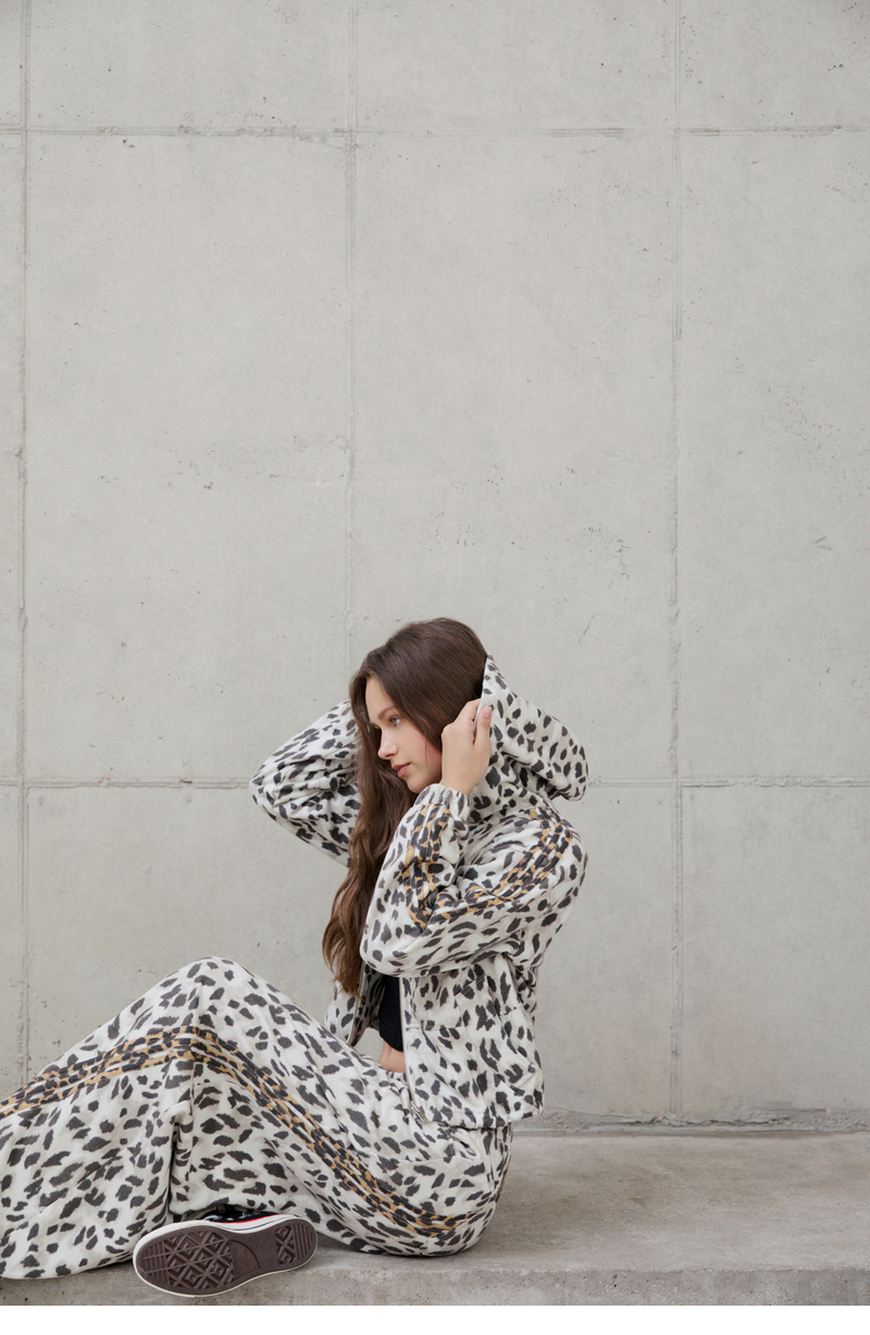 페이지 1 (model-wearing · LIGHT BEIGE · 2/2)