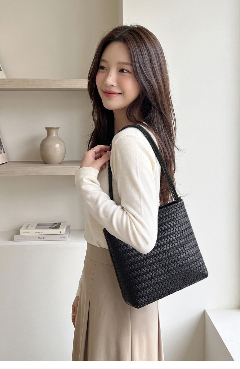 모델 착장 (model-wearing)
